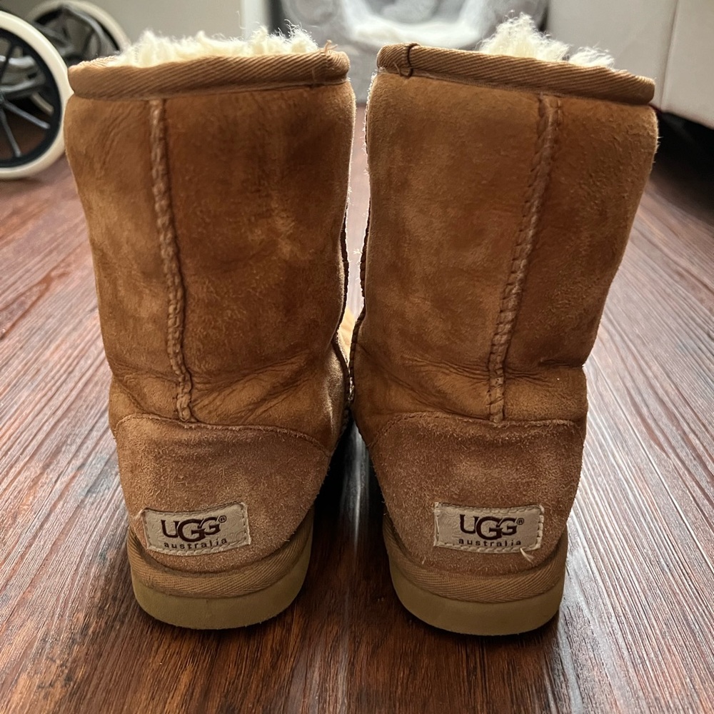 Women’s size 6 UGG short boots. Used with tons of life left!